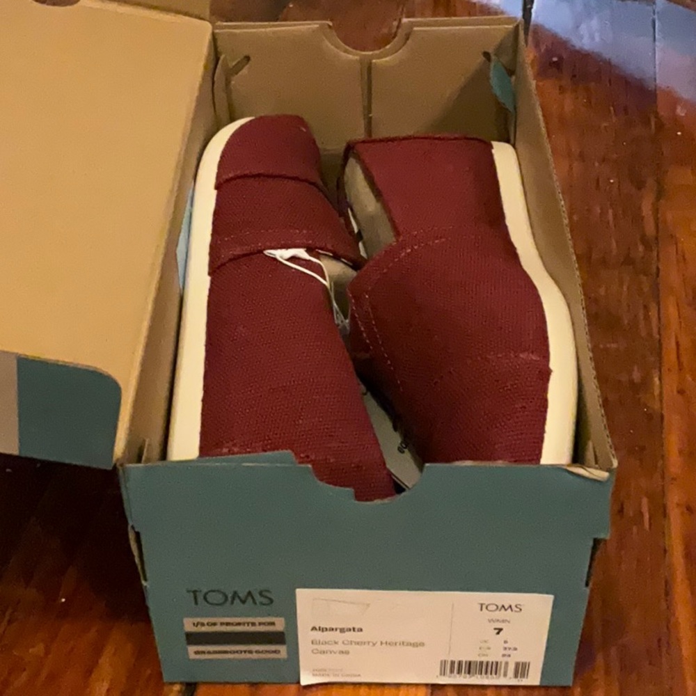 NIB TOMS Black Cherry womens Alpargata 7